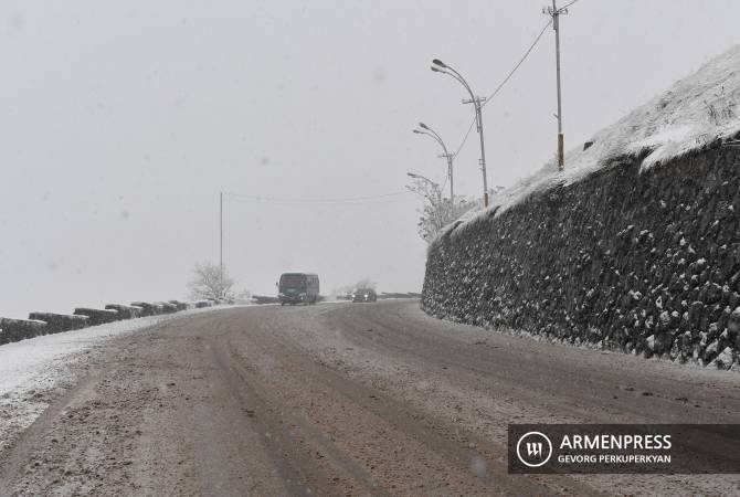 В некоторых регионах Армении идет снег, на трех дорогах наблюдается туман

