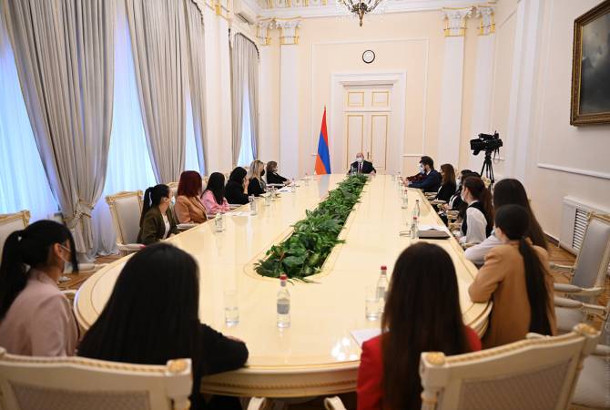 Президент Армении провел встречу с группой будущих журналистов

