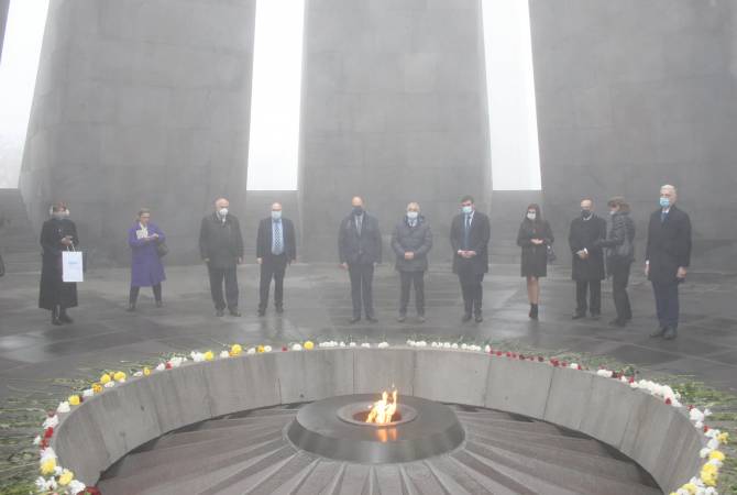 وفد برلمان اليونان مع رئيس مجموعة الصداقة اليونانية-الأرمينية د.ماركوبولوس يزور نصب الإبادة الأرمنية 
ويكرم ذكرى الضحايا 