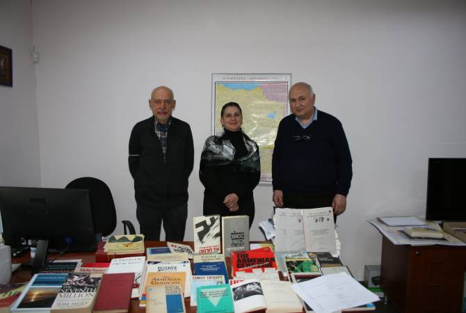 Ermeni Soykırımı Müzesi'nin kütüphanesinde, ünlü soykırım uzmanı Israel Charny'nin kişisel 
kitapları yer aldı