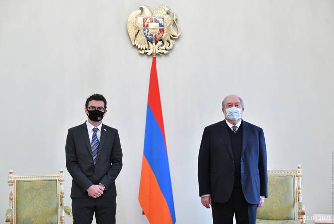 الرئيس أرمين سركيسيان يلتقي سفير المملكة المتحدة بأرمينيا جون غالاغر