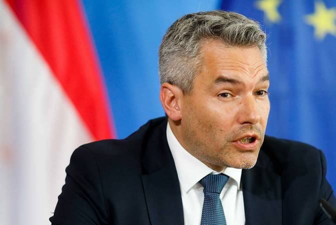 Новый канцлер Австрии Нехаммер принес присягу

