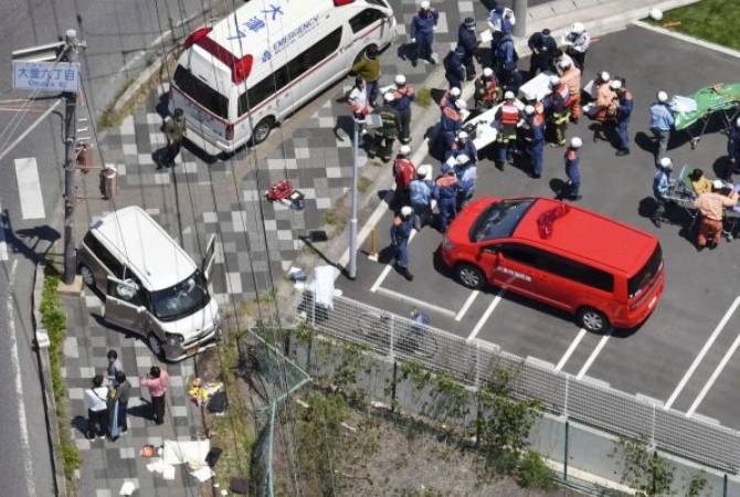 СМИ: в Японии автомобиль наехал на группу детей
