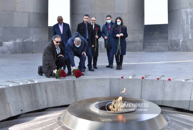 Делегаты Высшего президентского комитета по делам церквей Палестины посетили 
Мемориал Геноцида армян