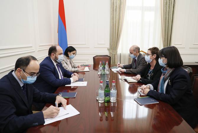 Arayik Harutyunyan et l'Ambassadrice Anne Louyot discutent des relations amicales arméno-
françaises 
 
