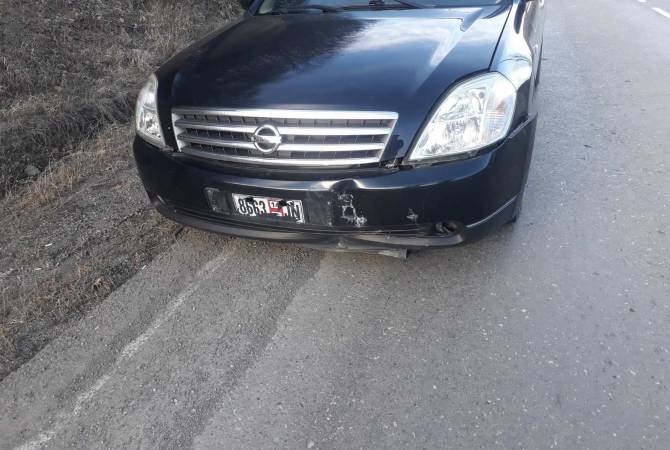 Azerbaijanis throw stones at Armenian driver's car near Shushi