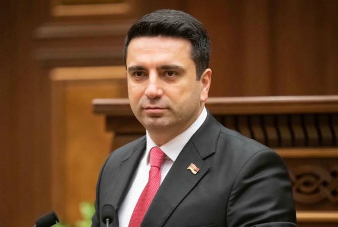 رئيس برلمان أرمينيا آلان سيمونيان يمنح السيناتور الأمريكي إدوارد ماركي والنواب ديفيد برايس وفيرن 
بوكانان أوسمة 