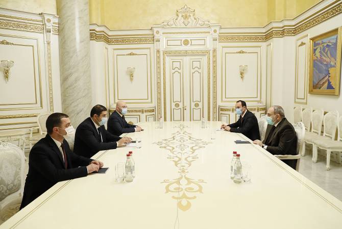 PM Pashinyan receives newly elected Mayor and Deputy Mayors of Gyumri 