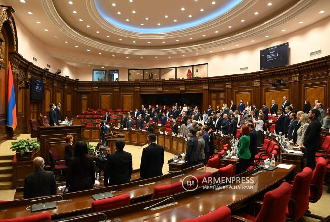 Парламент Армении минутой молчания почтил память героев, погибших в результате 
азербайджанской провокации


