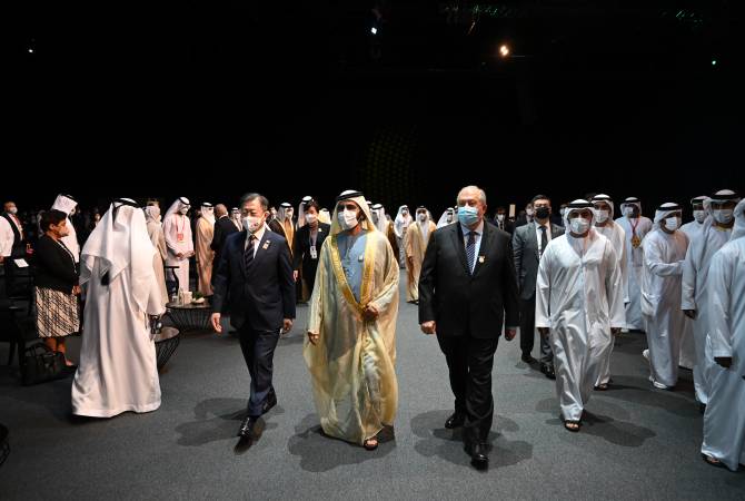 Le Président assiste à l'ouverture de la « Semaine de la durabilité d'Abou Dhabi » lors de sa 
visite aux EAU