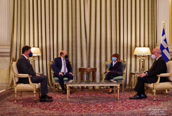 سفير أرمينيا لدى اليونان تيكران مكرتشيان يقدّم أوراق اعتماده إلى رئيسة اليونان كاترينا ساكيلاروبولو