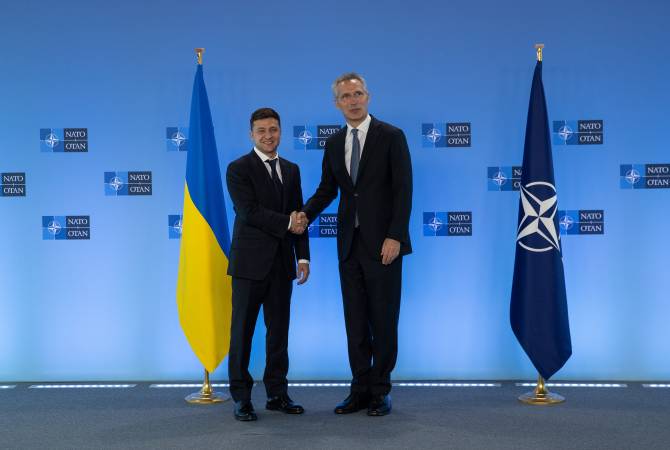 Зеленский обсудил со Столтенбергом возможность участия Украины в саммите НАТО в 
июне

