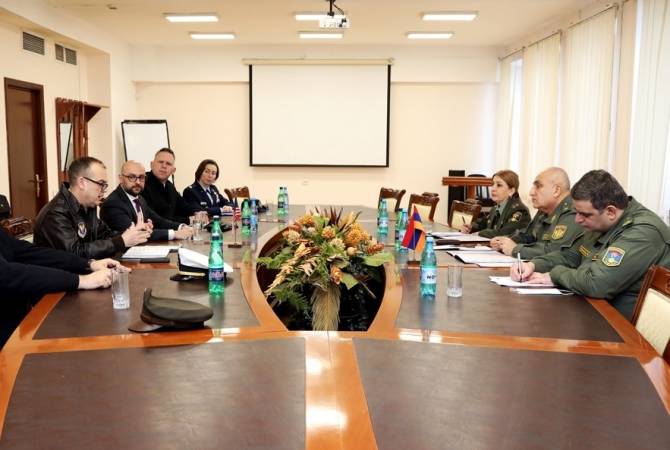الوفد العسكري للقيادة الأوروبية للولايات المتحدة يناقش قضايا الأمن الإقليمي مع طواقم وزارة الدفاع 
الأرمينية
