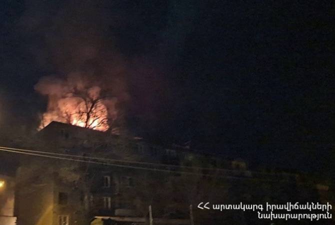 Пожарные потушили пожар на крыше одного из зданий в Ереване