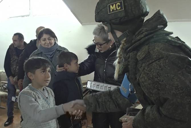 Российские миротворцы вручили подарки детям одного из сел в Карабахе


