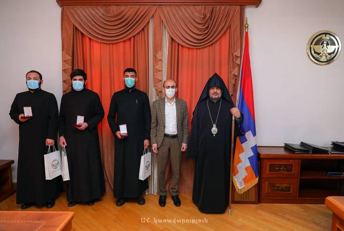 Госминистр Арцаха вручил госнаграды священнослужителям монастыря Дадиванк

