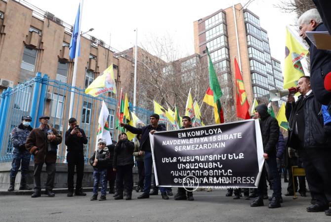 ممثلو المجتمع الكردي بأرمينيا ينظمون احتجاج أمام مكتب الأمم المتحدةمطالبين بالإفراج عن أوجلان 
ومتهمين تركيا بإبادة الكرد