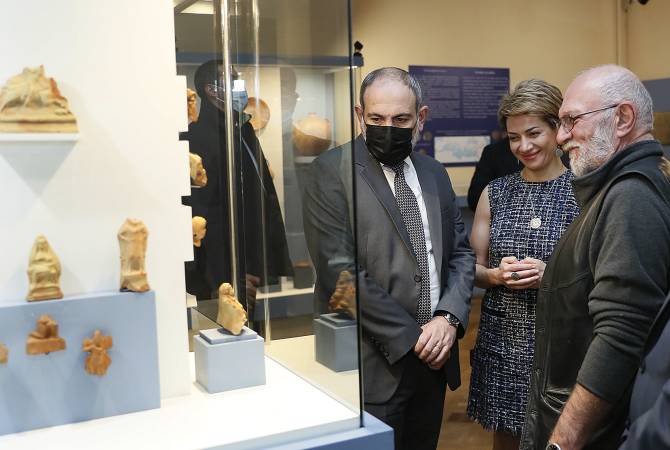 Le PM et son épouse ont visité l'exposition intitulée "Secret de la Terre.Artashat au carrefour des 
cultures"