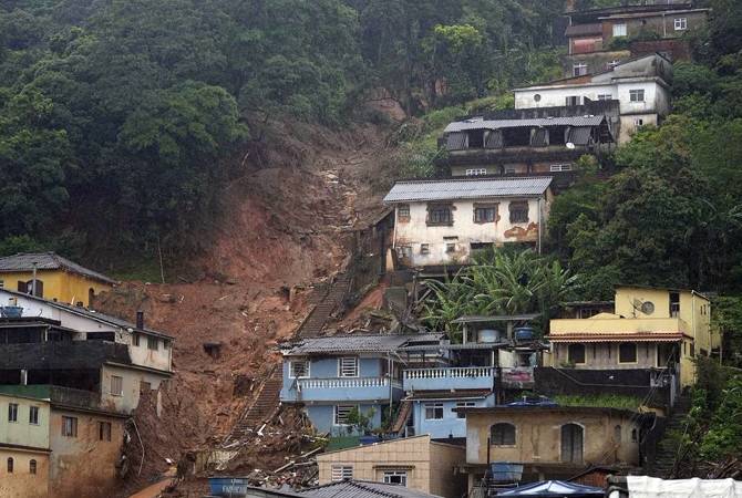  Число жертв оползней и паводка в Бразилии превысило 150 