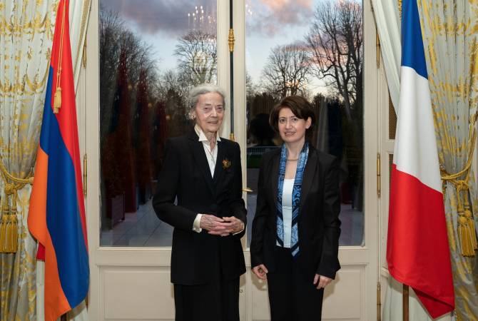 تقديم وسام الصداقة الأرمينية لأول سفيرة لفرنسا بأرمينيا دي هارتنغ من قبل سفيرة أرمينيا الحالية 
بفرنسا هاسميك تولماجيان