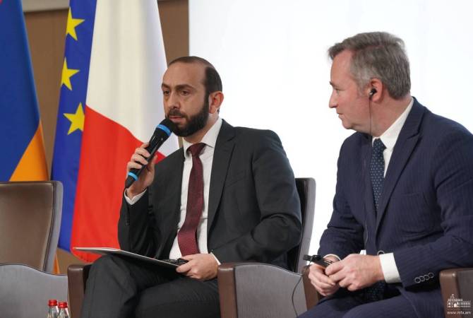 
Ararat Mirzoyan participe à la cérémonie d’ouverture du Forum intitulé "Ambitions: France-
Arménie" 

