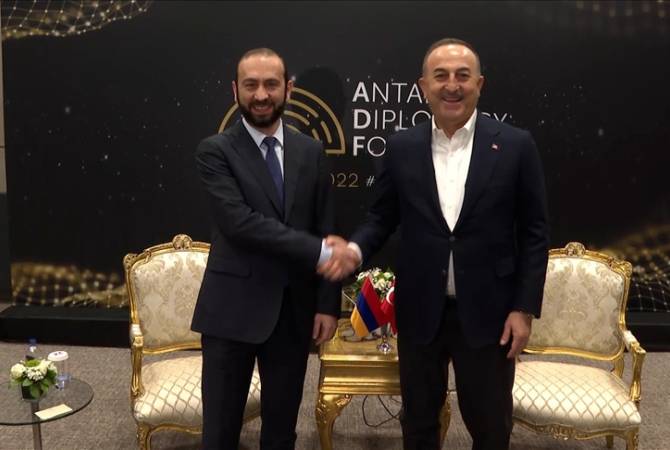 وزير الخارجية الأرميني آرارات ميرزويان يلتقي وزير الخارجية التركي مولود تشاويش أوغلو في أنطاليا