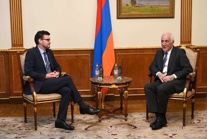 
Le Président Vahagn Khatchatourian a rencontré l'ambassadeur du Royaume-Uni en Arménie, 
John Gallagher


