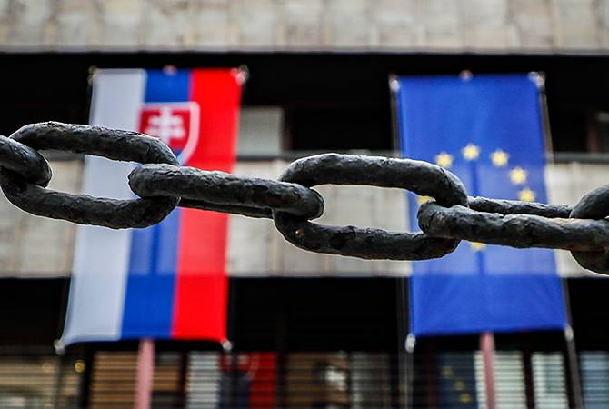  Словакия потребовала сократить персонал российского посольства в Братиславе

 