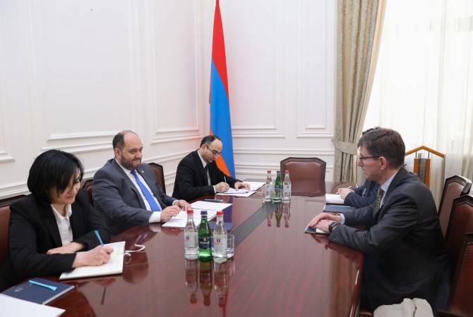  Араик Арутюнян принял Чрезвычайного и Полномочного посла Нидерландов в Армении 
Николаса Схермерса
 