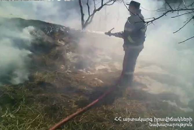 Petugas pemadam kebakaran memadamkan api di desa Tat