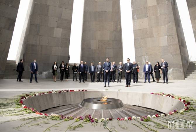 Le Président du Parlement géorgien a visité le mémorial de Tsitsernakaberd à Erevan