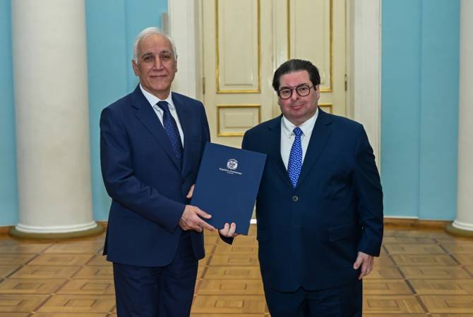New Ambassador of Dominican Republic presents credentials to Armenian President