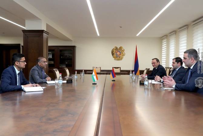 Le ministre de la Défense a reçu l'Ambassadeur d'Inde en Arménie, Kishan Dan Dewa