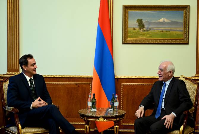 Le Président Vahagn Khatchatourian a reçu l'Ambassadeur d'Argentine en Arménie Mariano 
Vergara