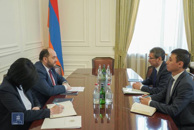 Араик Арутюнян принял посла Казахстана в Армении Болата Иманбаева
