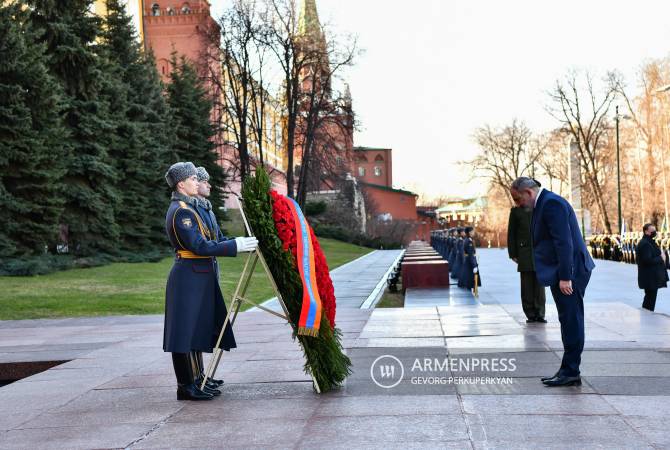 رئيس الوزراء الأرميني نيكول باشينيان يزور قبر الجندي المجهول بحديقة ألكسندر بموسكو ويكرّم ذكرى 
الشهداء

