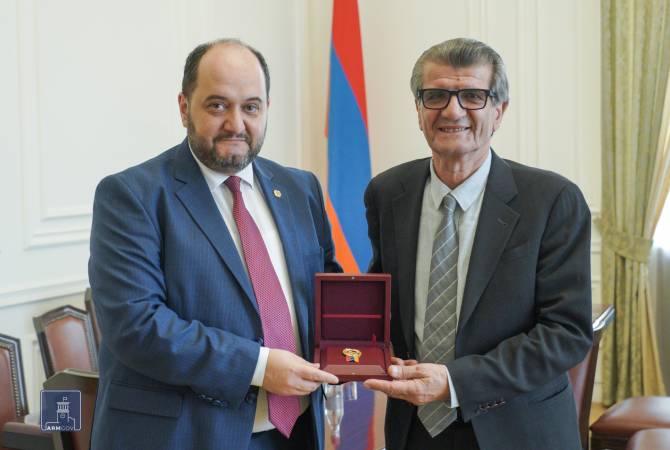 Австралийский меценат армянского происхождения Герос Диланчян награжден памятной 
медалью премьер-министра РА
