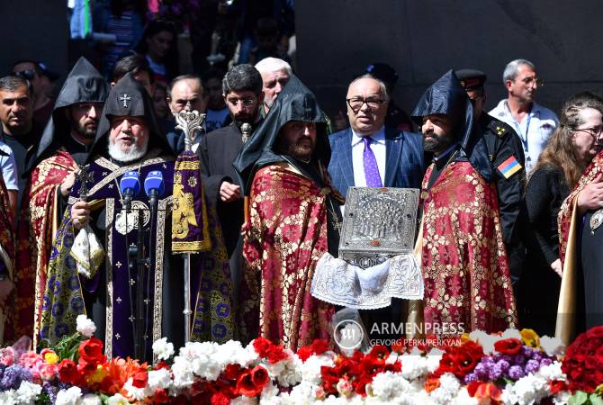 Catholicos Karekin II delivers prayer at Tsitsernakaberd 