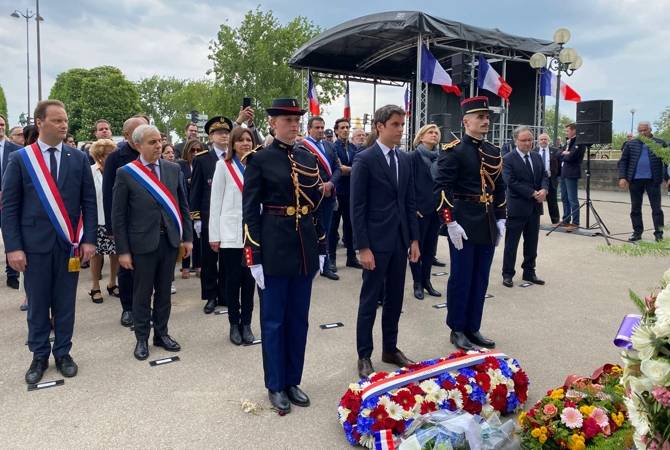По случаю годовщины Геноцида армян от имени президента Франции возложен венок к 
памятнику Комитаса в Париже

