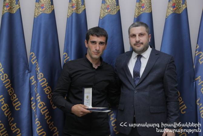 Passerby awarded with medal for saving 2-year-old from drowning - Vimarsana News
