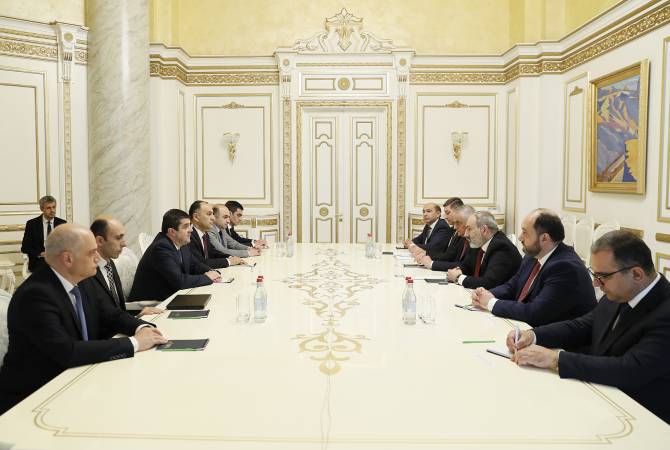 رئيس وزراء أرمينيا نيكول باشينيان يجتمع مع رئيس آرتساخ أرايك هاروتيونيان وأعضاء مجلس وزراء آرتساخ