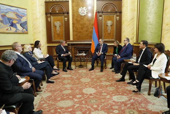 Премьер-министр Никол Пашинян принял делегацию во главе с председателем группы 
дружбы Франция-Армения Сената Франции