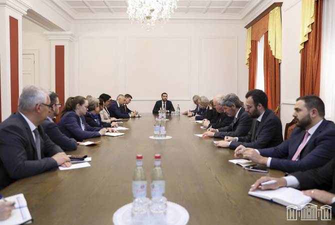 Ruben Rubinyan et plusieurs ambassadeurs discutent de la normalisation des relations entre 
l'Arménie et la Turquie