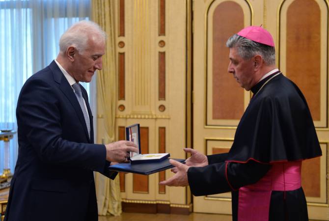 President Khachaturyan hands over state award to the Apostolic Nuncio of the Holy See to 
Armenia José Avelino Betancourt