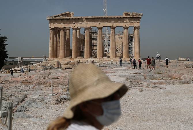 В Греции отменили обязательное ношение масок