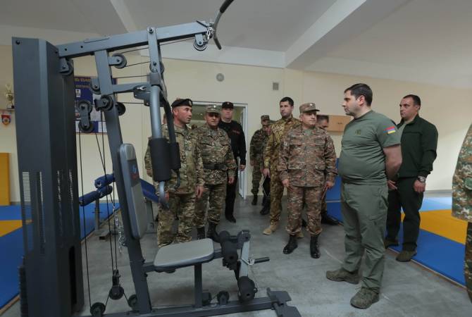 Министр обороны Армении обсудил с командирами и военнослужащими вопросы 
укрепления боеспособности армии

