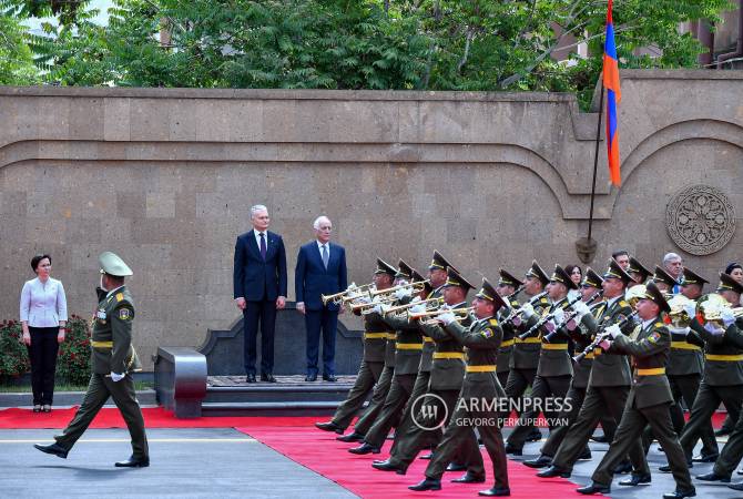 بدأت زيارتي إلى أرمينيا-شريك الاتحاد الأوروبي المهم. نرحب بالإصلاحات الديمقراطية-الرئيس الليتواني 
جيتانا نوسودا-