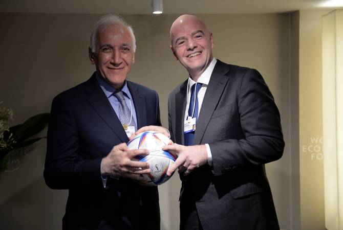 Президент Армении провел встречу с президентом ФИФА 

