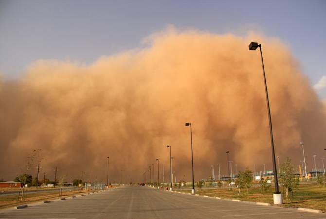 Пыльная буря охватила 10 провинций Ирана
