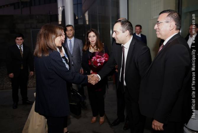 Llegó a Armenia en visita oficial la alcaldesa de París, Anne Hidalgo


